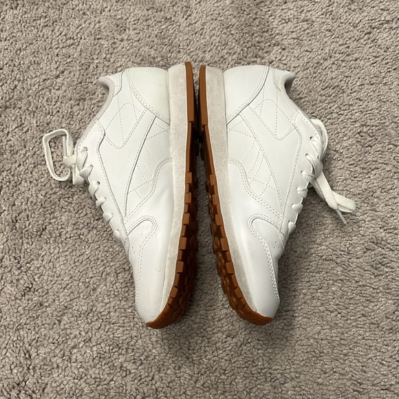 Reebok Classic Lace Up Sneaker. - Picture 3 of 6